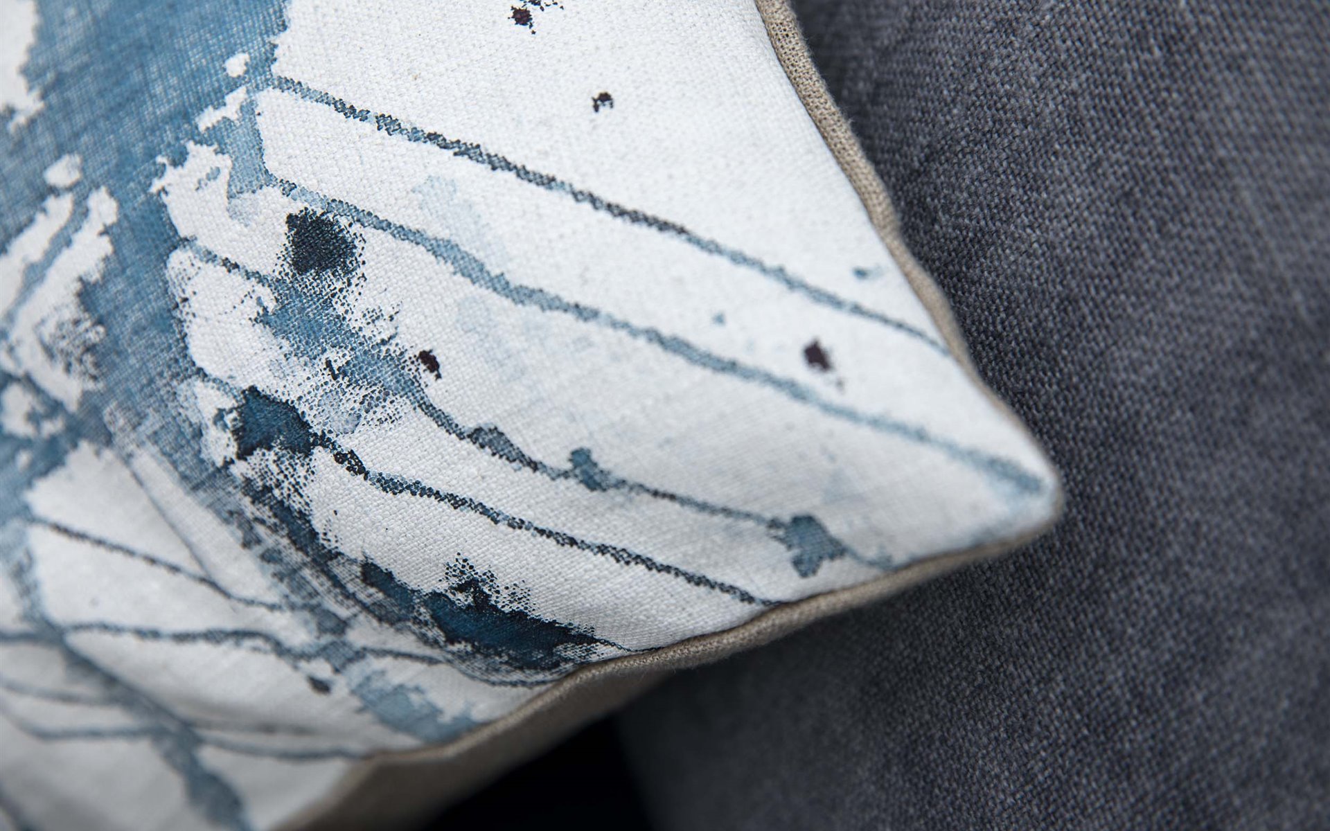 Mrs.Me cushion OilOnCanvas 3 detail